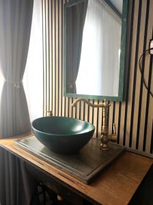 布鲁蒂格-凡克尔Mosel Boutique的一间带碗水槽和镜子的浴室