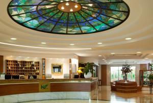 埃尔巴Best Western Hotel Leonardo da Vinci的大堂设有大型彩色玻璃天花板