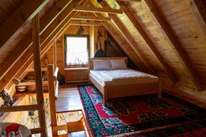 普列夫利亚Etno vodenica Ćirović - Ethno Watermill的木制阁楼卧室配有一张床