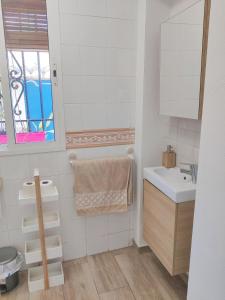 格拉纳达Lolas Cozy Studio的白色的浴室设有水槽和镜子