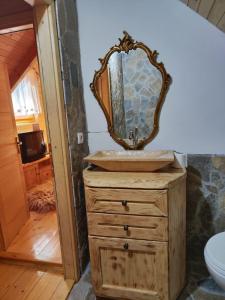 RožajeBrvnara Ibar的一间带水槽和镜子的木制梳妆台浴室
