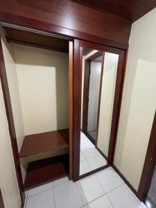 若昂佩索阿Manos Flat Tambaú - ap 111的一个带镜子的门的步入式衣柜