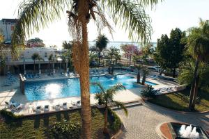 科连特斯卡西诺赌场旅游酒店的享有棕榈树度假村泳池的顶部景致