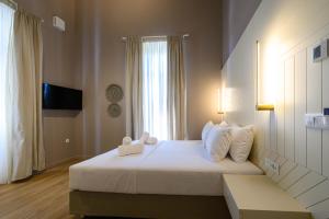 卡拉马塔BlueBlood - The Rooms的卧室配有一张大白色床和窗户