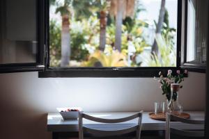 EsteponaLuxury apartment with panoramic views - Marbella的窗前带两把椅子的桌子