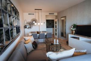 EsteponaLuxury apartment with panoramic views - Marbella的带沙发的客厅和用餐室