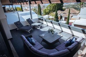 EsteponaLuxury apartment with panoramic views - Marbella的享有带桌椅的庭院的景色。
