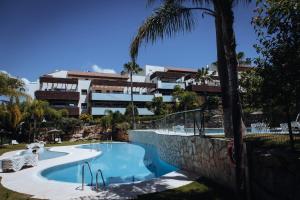EsteponaLuxury apartment with panoramic views - Marbella的大楼前的游泳池