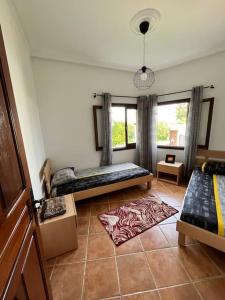 卡博尼格洛Appart magnifique Cabo Negro的一间带两张床和窗户的客厅