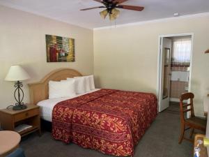 马吉谷Rolling Brook Inn的酒店客房配有一张床和吊扇。