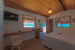 嘎林海斯港雅乐斯德德玛拉赛普旅馆的卧室配有一张床、一张书桌和窗户。