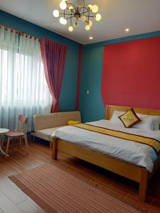 Trà VinhBich Ngoan HOTEL的一间卧室设有一张床和红色的墙壁