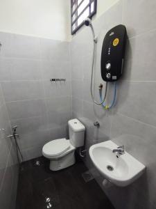 马六甲Mukmin 2 Stay的一间带卫生间和水槽的浴室