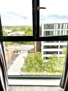 曼彻斯特Morden 2 Bed Apartment - Manchester Old Trafford的享有大楼景致的开放式窗户