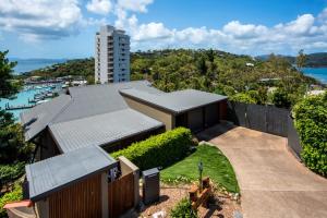 汉密尔顿岛The Boathouse - Luxury Holiday House Jacuzzi 2 Buggies的房屋的空中景致