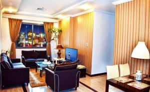 科威特Hotel Leaders Plaza Salmiya的客厅配有沙发和桌子