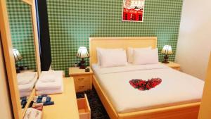 科威特Hotel Leaders Plaza Salmiya的一间卧室,配有一张心形床