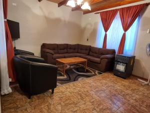 圣佩德罗·德·阿塔卡马Cabañas La Marca的客厅配有沙发和桌子