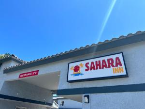 洛杉矶Sahara Inn - Los Angeles的建筑一侧的圣十字标志