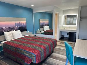 洛杉矶Sahara Inn - Los Angeles的一间酒店客房 - 带一张床和一间浴室