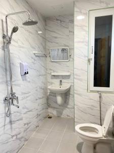 东枝LOI LOUNG HOTEL的白色的浴室设有卫生间和水槽。