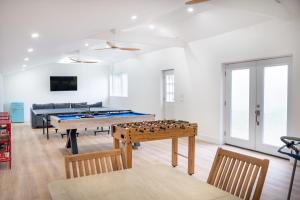 WaterfordMarina Bay Cottages的客厅配有乒乓球桌和沙发
