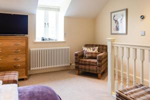 阿尼克Birsley Cottage的客厅配有电视和椅子