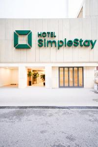首尔SimpleStay Hotel in Jongno的大楼内带有标志的酒店入口