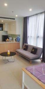 芽庄Scenia Residence Nha Trang的客厅配有沙发和桌子