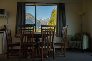 福克斯冰川热带雨林汽车旅馆的一间带桌椅和窗户的用餐室