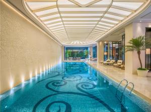 南京南京圣和府邸豪华精选酒店的酒店大堂的大型游泳池,设有天花板