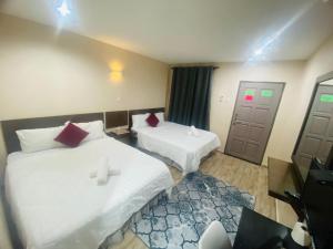 瓜埠珍珠汽车旅馆的酒店客房 - 带两张带红色枕头的床
