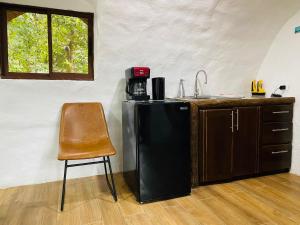 福尔图纳Wellness Park CR的厨房配有黑色冰箱和椅子