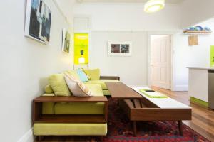 悉尼Tranquil 1 Bedroom Apartment - Rushcutters Bay Self-Catering的客厅配有沙发和桌子