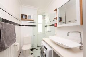 悉尼Tranquil 1 Bedroom Apartment - Rushcutters Bay Self-Catering的白色的浴室设有水槽和卫生间。