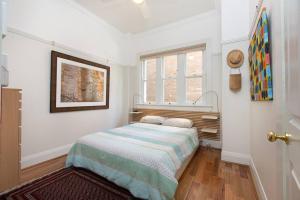 悉尼Tranquil 1 Bedroom Apartment - Rushcutters Bay Self-Catering的一间卧室设有一张床和一个窗口