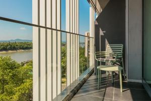 布达佩斯Four Points by Sheraton Budapest Danube的阳台配有椅子,享有河景