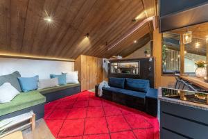 圣马洛La Grange aux Hirondelles - Saint-Malo - St Servan的带沙发和红色地毯的客厅