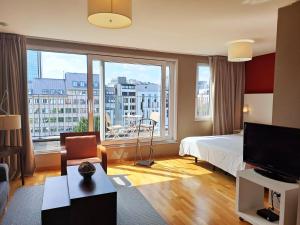 布鲁塞尔MAS Aparthotel EU的酒店客房设有一张床和一个大窗户