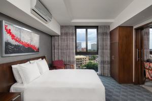 达累斯萨拉姆Crowne Plaza - Dar Es Salaam, an IHG Hotel的酒店客房设有白色的床和窗户。