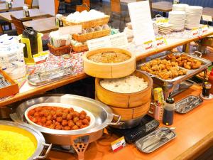 石垣岛石垣岛格兰蒂亚路线酒店的自助餐,在柜台上提供多种不同类型的食物