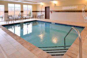 托莱多北托莱多万怡酒店的一座配有桌椅的酒店游泳池