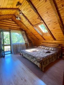 米库利钦Sofiya的小木屋内一间卧室,配有一张床