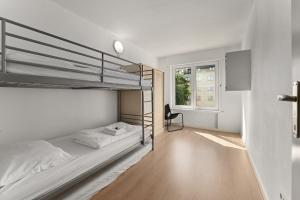 布兰肯贝赫Ruime woning 10p met zonnige tuin & nabij strand的一间卧室配有双层床和窗户。