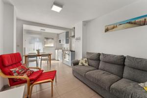 布兰肯贝赫Ruime woning 10p met zonnige tuin & nabij strand的带沙发的客厅和厨房