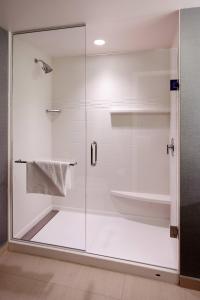 穆雷盐湖城穆雷原住客栈的浴室里设有玻璃门淋浴