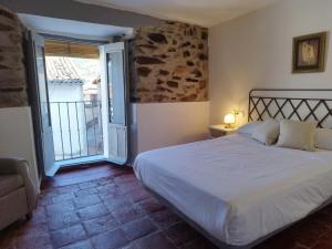 瓜达卢佩Casimiro Alojamiento Rural的一间卧室设有一张床和一个大窗户