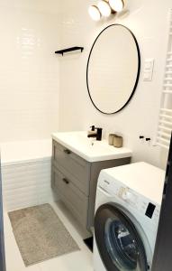 布达佩斯Forest Hill apartment的一间带洗衣机和镜子的浴室