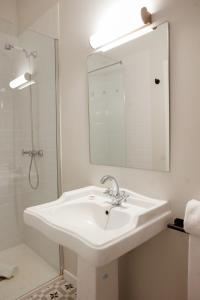 阿利坎特Casa Alberola Apartments的白色的浴室设有水槽和镜子