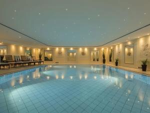 柯尼希斯温特玛丽蒂姆柯尼希斯温特酒店的酒店的大型游泳池